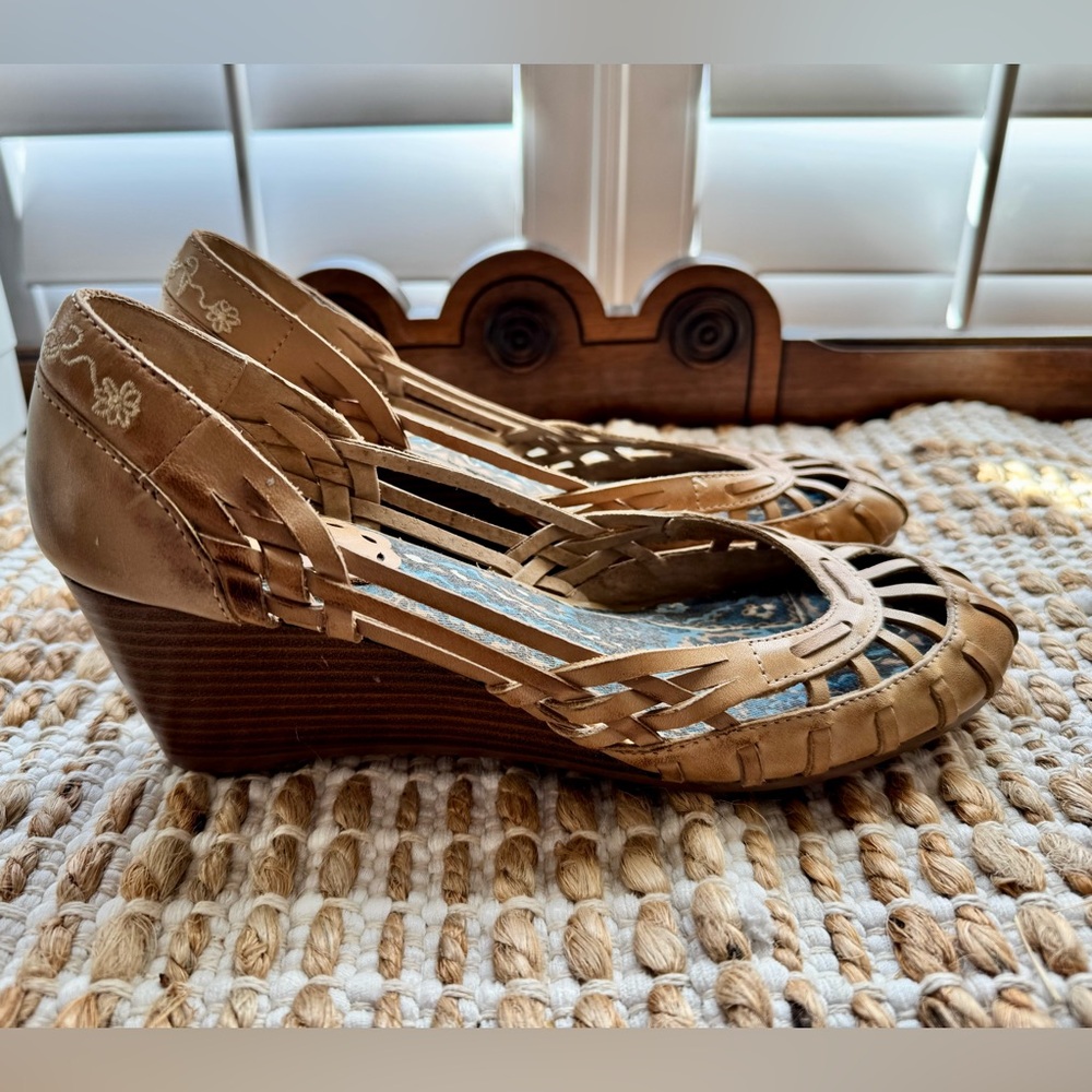 Seychelles Tan hirachi type wedges